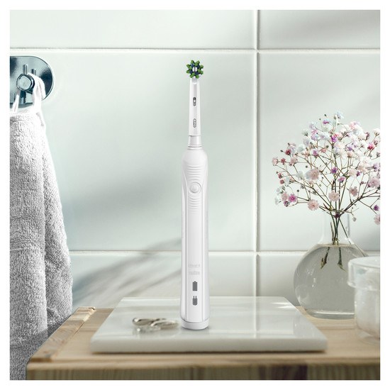 Oral-B Pro 1 750 Vit Eltandborste 1 Resefodral Designed By Braun 1 Borsthuvud