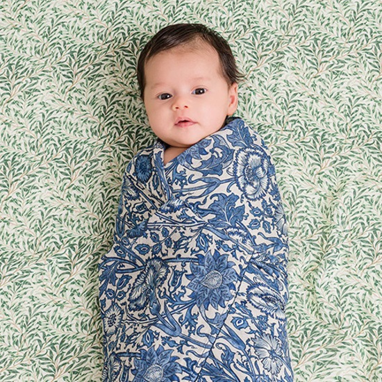 DockATot Swaddler Filtar Pink & Rose/Willow Boughs William Morris