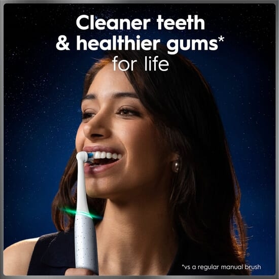 Oral-B iO 10 Eltandborste Vit med Magnetisk snabbladdare, Resefodral & Borsthuvudshållare