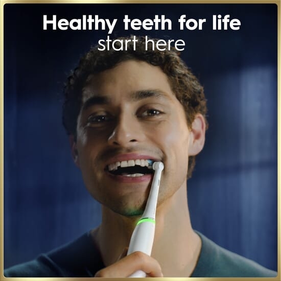 Oral-B iO 9 Eltandborste Vit med tillbehör