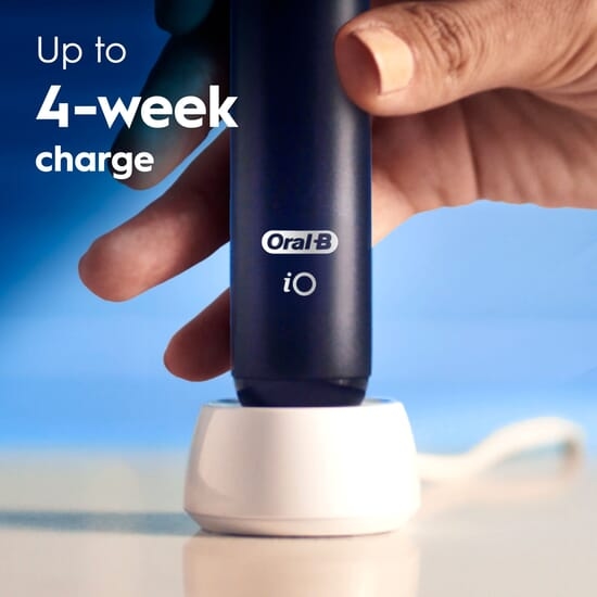 Oral-B iO2 Eltandborste Svart Giftset med 4 Tandborsthuvuden + Resefodral