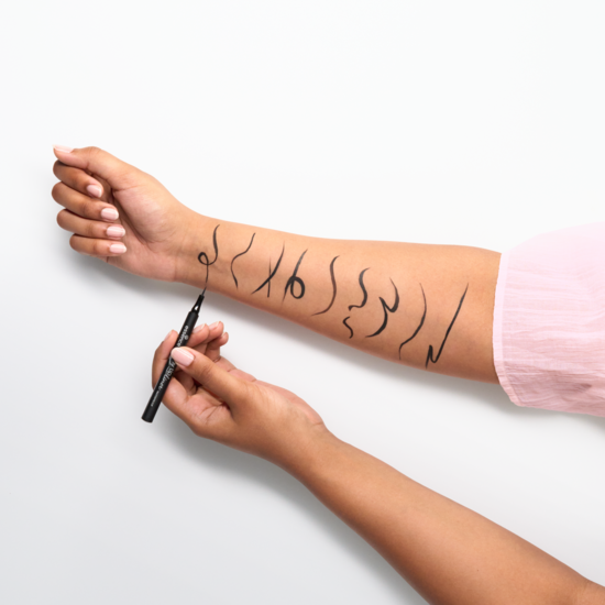 essence Tiny Tip Liner Waterproof 01 1,1 ml