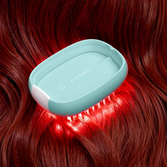 FOREO FLIP™ LED Detangling Hairbrush Artic Blue